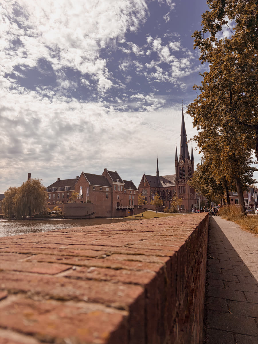 Uitzicht over de gracht in Woerden met de Petruskerk op de achtergrond